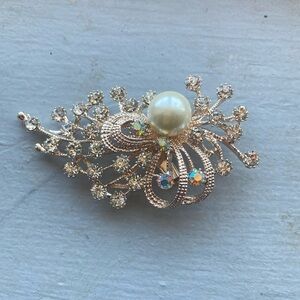 Elegant Gold and Pearl Brooch